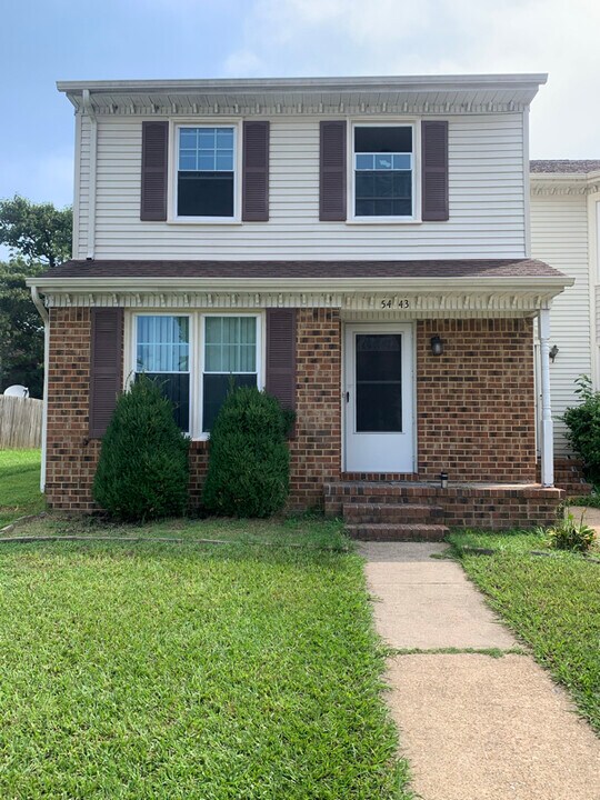 5443 Scholarship Dr in Virginia Beach, VA - Building Photo
