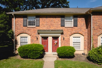 Jamestown Apartments & Townhomes in Toledo, OH - Foto de edificio - Building Photo