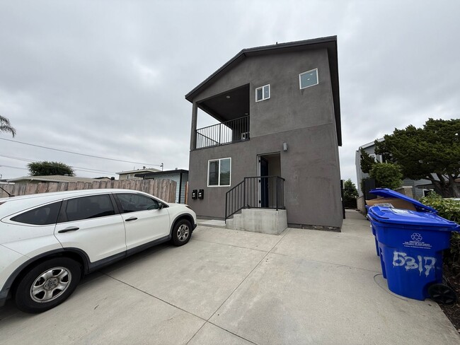 5317-5319 W Falls View Dr in San Diego, CA - Building Photo - Building Photo