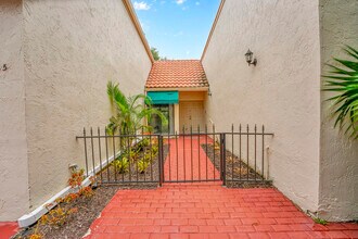 6565 Las Flores Dr in Boca Raton, FL - Building Photo - Building Photo