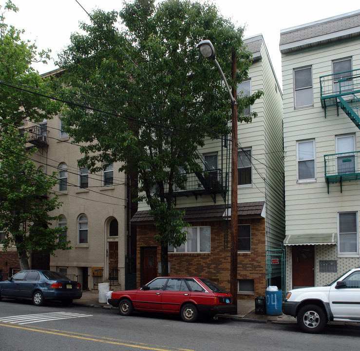 102 Pulaski St in Newark, NJ - Building Photo