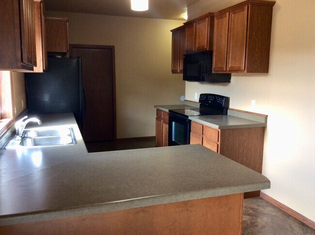 1231 15th St W in Dickinson, ND - Building Photo - Building Photo