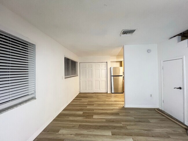 65 NE 59th St, Unit 2 in Miami, FL - Foto de edificio - Building Photo