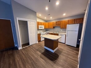 102-116 Goldenrod Dr in Chatham, IL - Building Photo - Building Photo