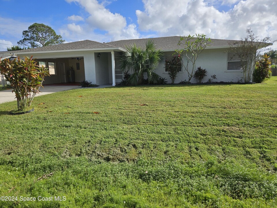 1136 Albion St NW in Palm Bay, FL - Building Photo