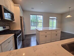 12 Putnam Ln in Danbury, CT - Building Photo - Building Photo