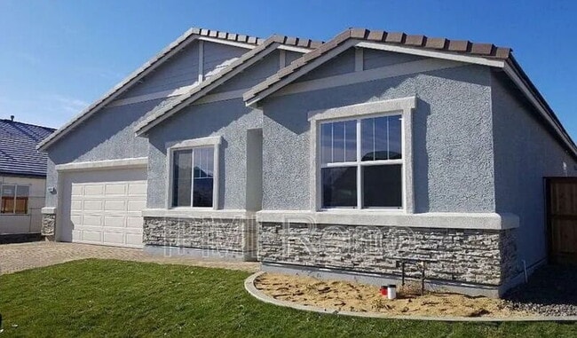 8402 Simsbury Dr in Verdi, NV - Foto de edificio - Building Photo