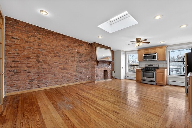 216 Newark Ave in Jersey City, NJ - Building Photo - Building Photo