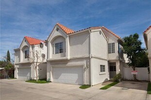 18316 1/2 Keswick St in Reseda, CA - Building Photo