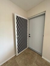 555 Purdy Ln in Palm Springs, FL - Foto de edificio - Building Photo
