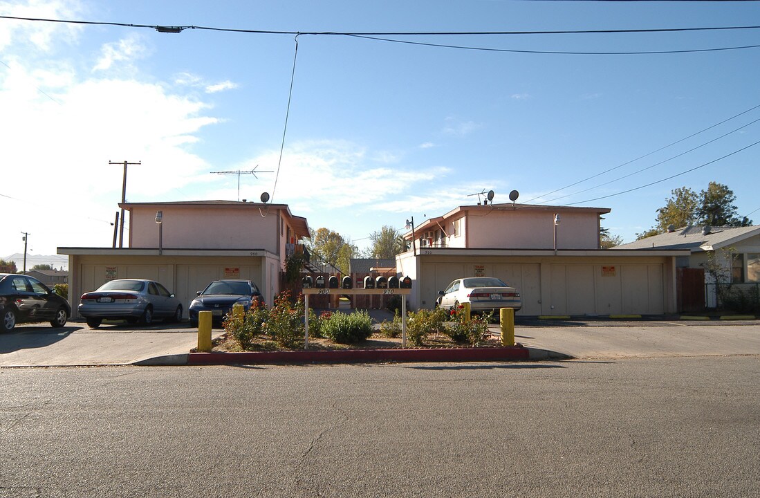 900-910 W F St in Colton, CA - Foto de edificio