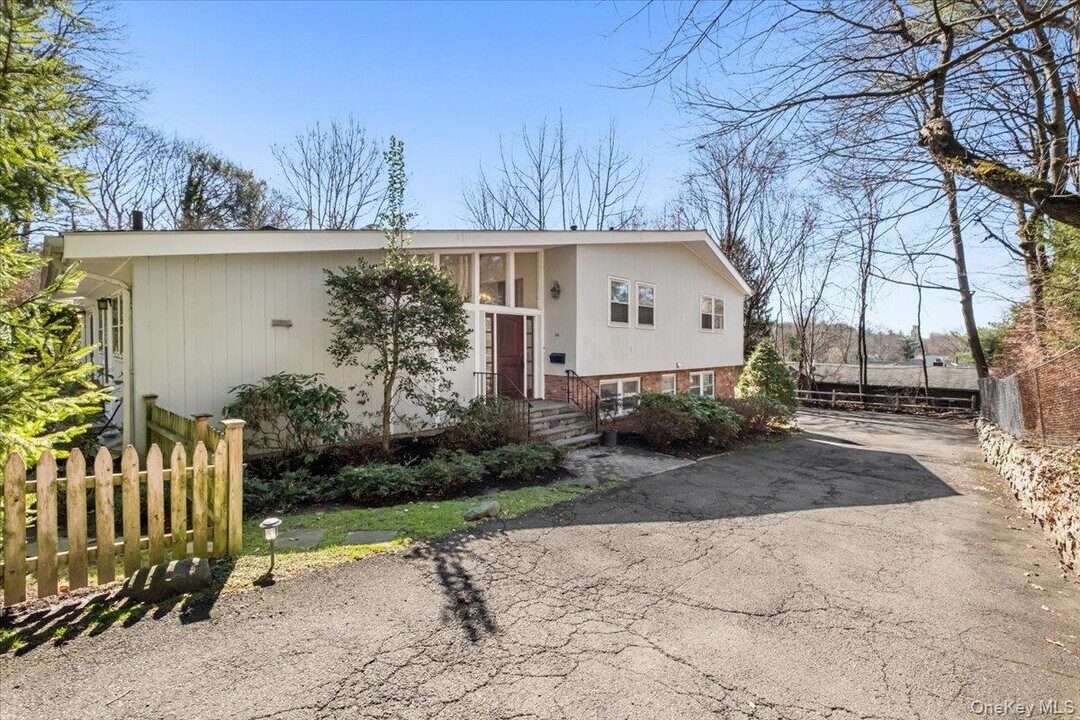 6A Dickel Rd in Scarsdale, NY - Building Photo