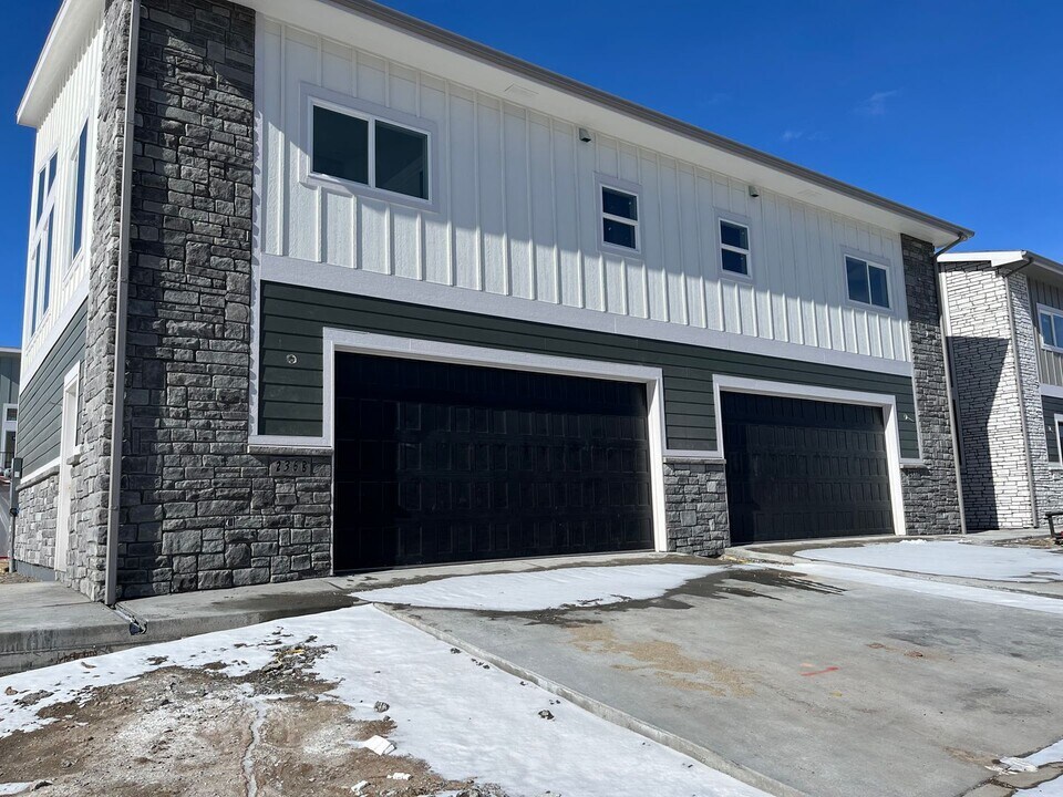 222 Miller Ln in Cheyenne, WY - Building Photo