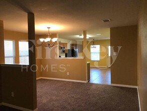 1401 Krista Dr in Burleson, TX - Foto de edificio - Building Photo