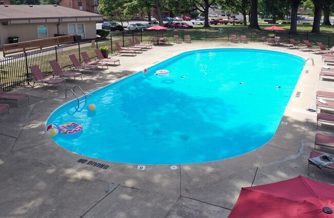 Brookwood Apartments in Indianapolis, IN - Foto de edificio - Building Photo