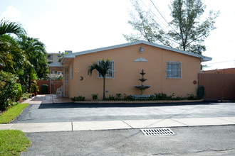 Phoenix Manor in Miami, FL - Building Photo - Building Photo