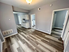 2102 W 37th St, Unit 2R in Chicago, IL - Foto de edificio - Building Photo