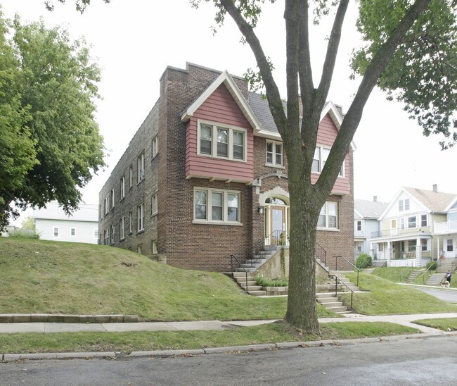 2624 S Austin St in Milwaukee, WI - Foto de edificio - Building Photo