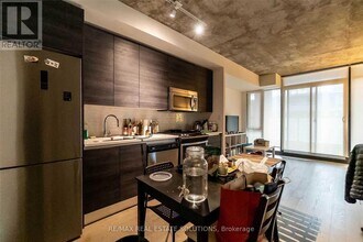 111 Bathurst St in Toronto, ON - Building Photo - Building Photo