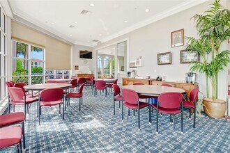 49 High Point Cir S in Naples, FL - Foto de edificio - Building Photo