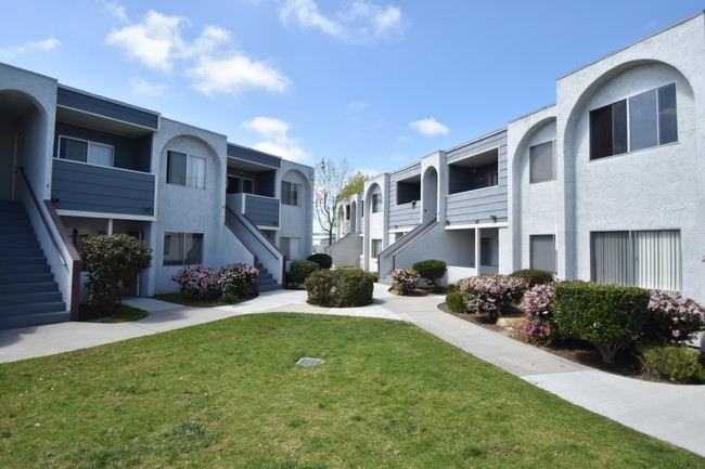 OakLeaf Apartments in Oceanside, CA - Building Photo - Building Photo