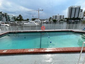 7920 East Dr in North Bay Village, FL - Building Photo