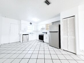 14002 NE 6th Ave in North Miami, FL - Foto de edificio - Building Photo
