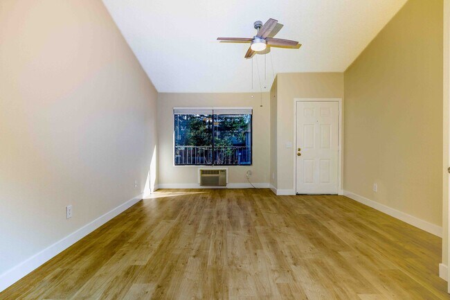 Creekside Village Apartments in Santa Rosa, CA - Building Photo - Building Photo