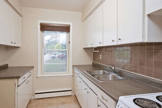 RENOVATED TWO BEDROOM TOWNHOME IN NORTHEAS in London, ON - Building Photo - Building Photo