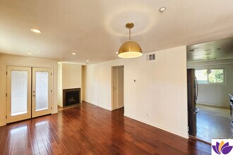 4220 Fair Ave, Unit 201 in North Hollywood, CA - Foto de edificio - Building Photo