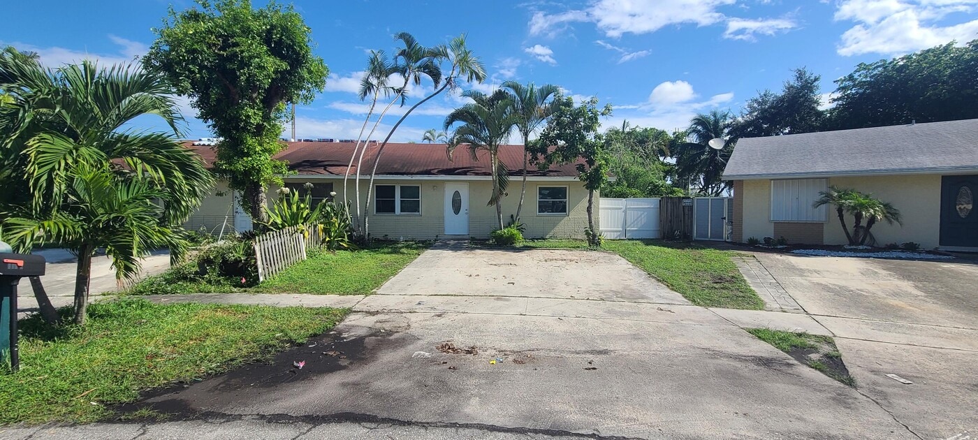 1769 Keenland Cir in West Palm Beach, FL - Building Photo