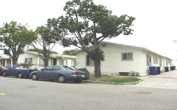 822-830 W 14th St in San Pedro, CA - Building Photo