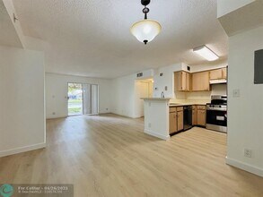 7630 Westwood Dr in Tamarac, FL - Building Photo - Building Photo