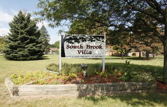 South Brook Villa in Lansing, MI - Building Photo - Building Photo