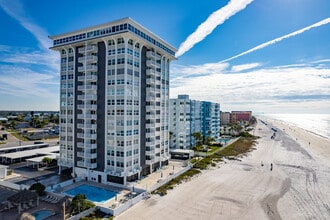 Club Redington in Redington Shores, FL - Foto de edificio - Building Photo