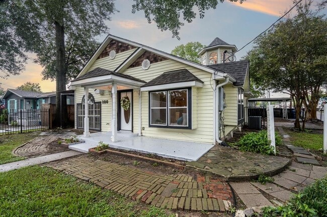 200 Fannin St
