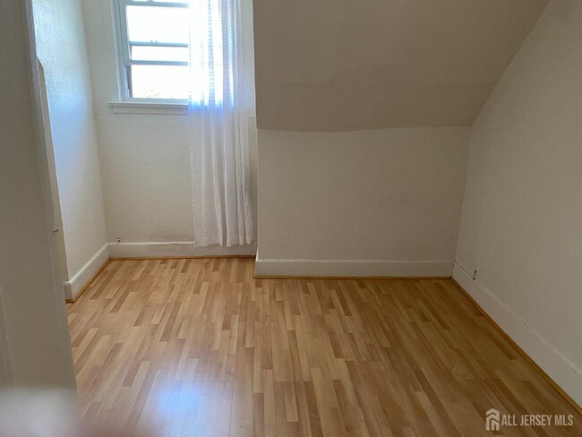 74 Raritan Ave-Unit -3 in Highland Park, NJ - Foto de edificio - Building Photo