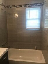 12 Manchester Ct-Unit -H in Freehold, NJ - Building Photo - Building Photo