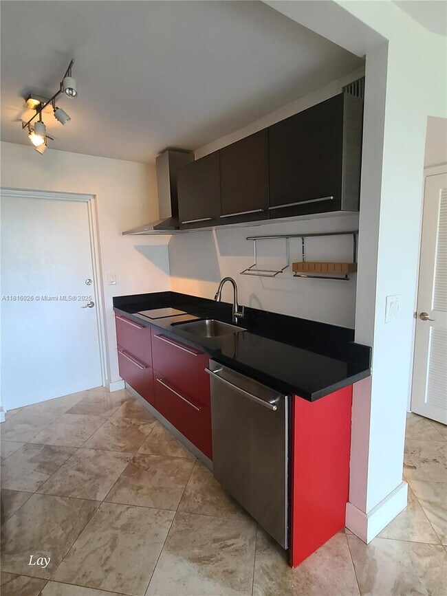 16850 S Glades Dr in North Miami Beach, FL - Foto de edificio - Building Photo
