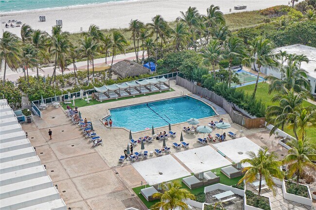 5101 Collins Ave in Miami Beach, FL - Building Photo - Building Photo