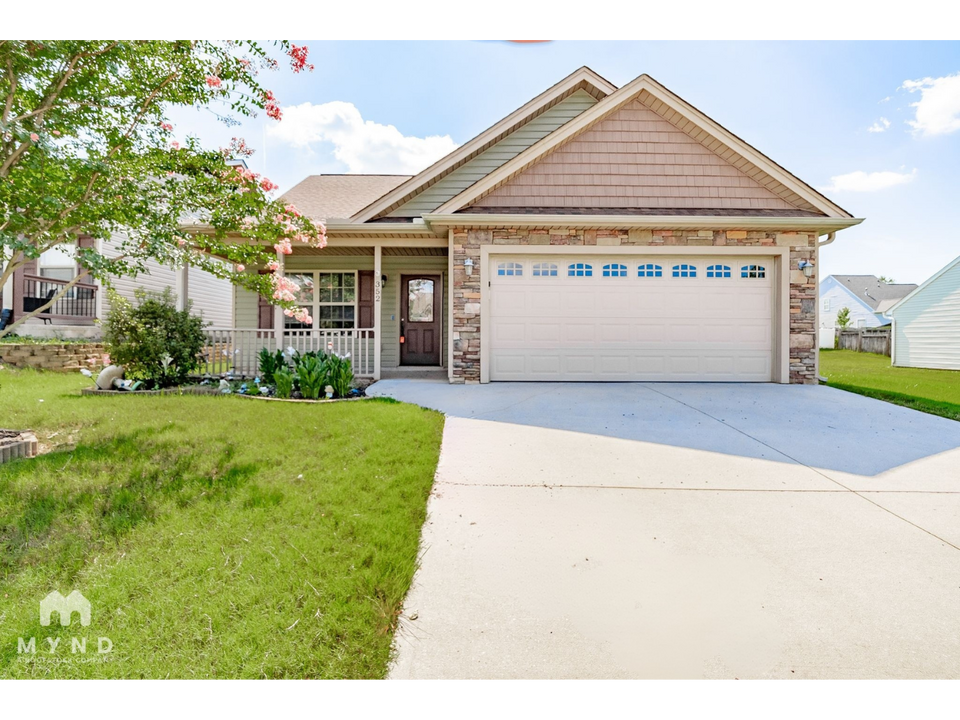 352 Robin Helton Dr in Boiling Springs, SC - Building Photo