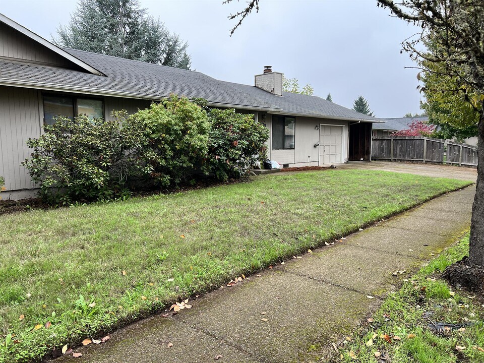 2100 Amirante St in Eugene, OR - Building Photo