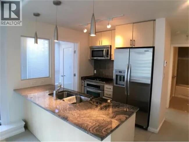 1211 Melville St in Vancouver, BC - Building Photo - Building Photo