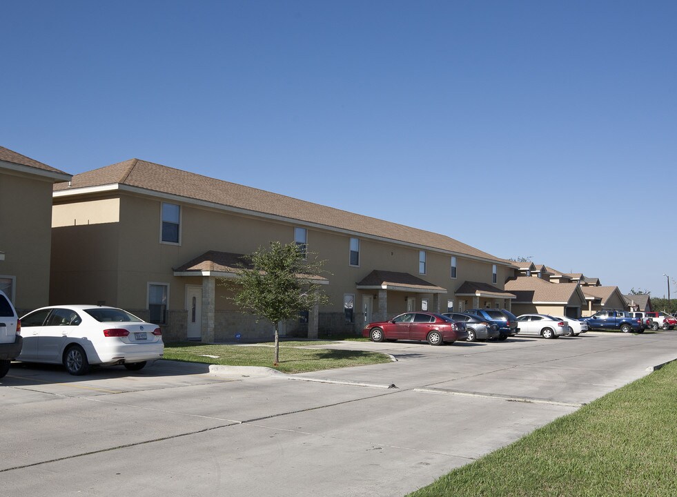 Hampshire Park Townhomes in Harlingen, TX - Foto de edificio