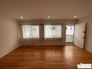 1057 1/2 S Genesee Ave in Los Angeles, CA - Building Photo - Building Photo