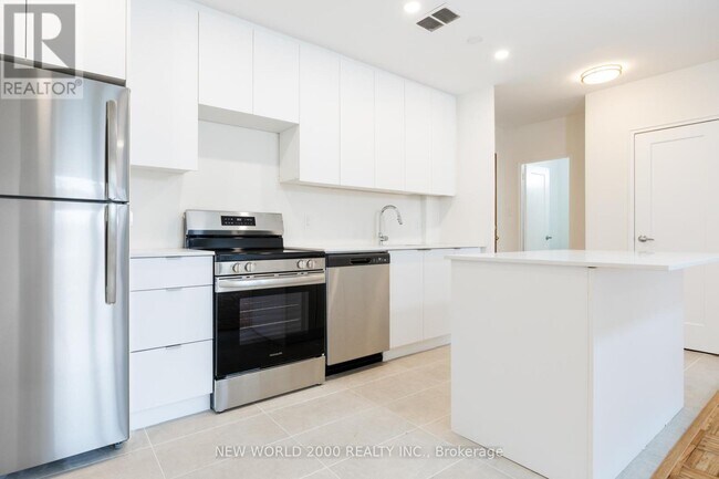 49 Glen Elm Ave in Toronto, ON - Building Photo - Building Photo