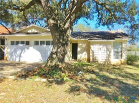 2002 Castle Creek Dr in San Marcos, TX - Building Photo