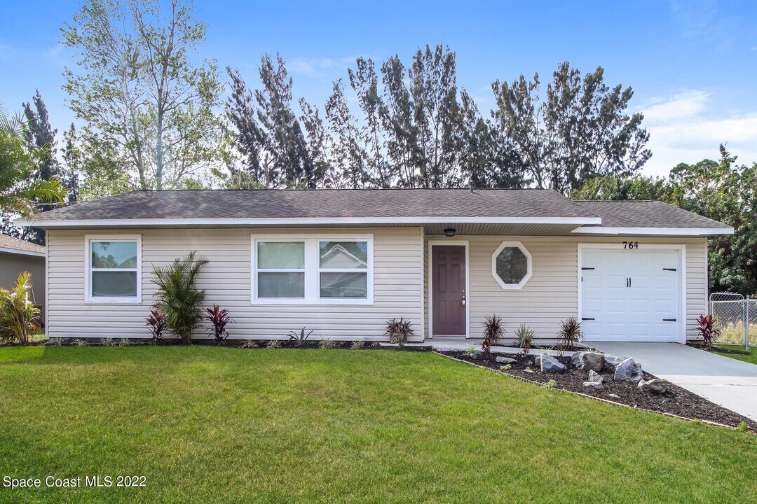764 Gelaso St SW in Palm Bay, FL - Foto de edificio