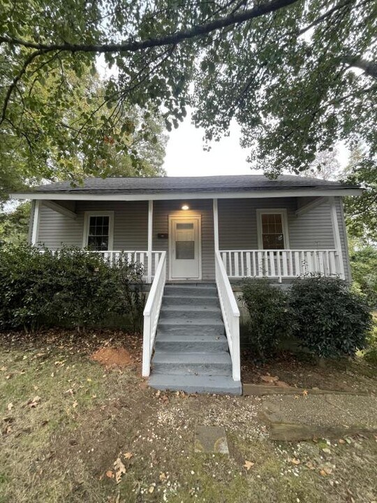 407 Connecticut Ave in Greer, SC - Foto de edificio