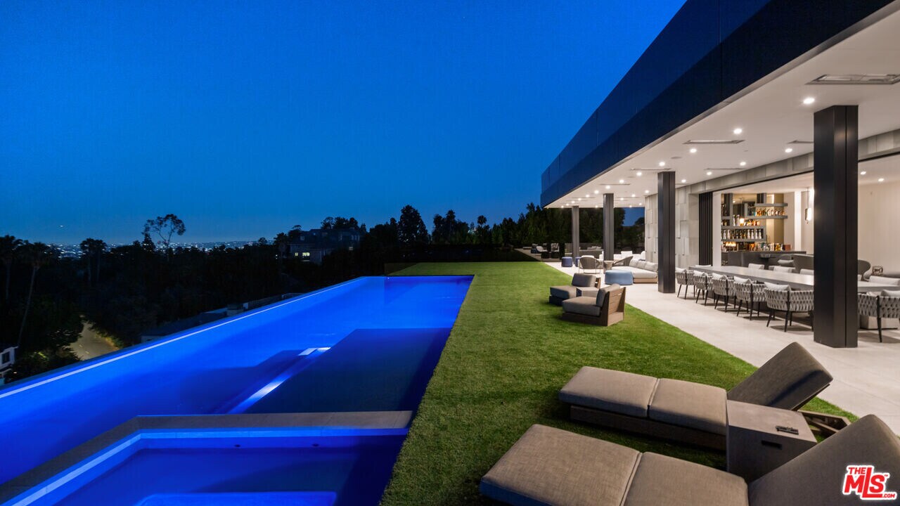 1140 Summit Dr in Beverly Hills, CA - Foto de edificio